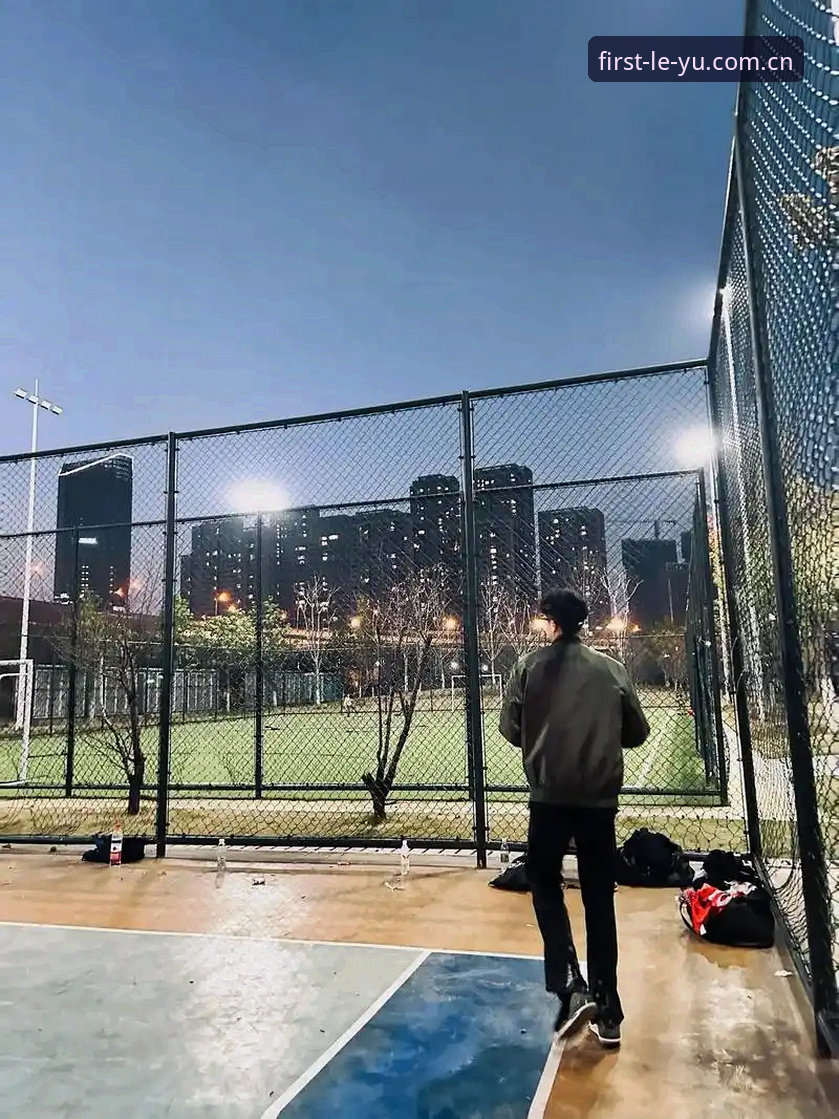 如果你也是个爱蹲深夜球场、边看边翻升降级区动态的老铁，应该跟我有同感——辽宁铁人这段时间的新闻，就像热锅里焖大鹅，盖子一掀全往外冒。特别是足球报记者鲁蜜那篇报道一出来，后台好多人在问：瓦吉奇到底走不走人？那个被徐正源激活的前锋又是谁？乐鱼体育平台上的赛前数据到底准不准？今天咱不整那些虚头巴脑的打官腔，一个一个掰开了聊。